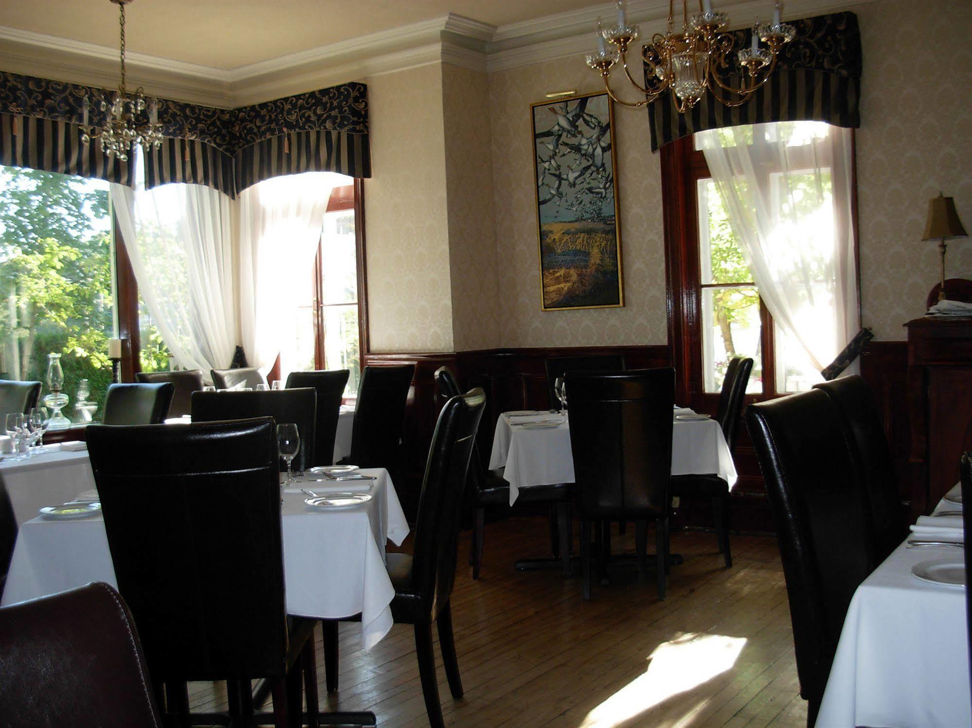 לה מלבאי Chez Truchon Bistro-Auberge מראה חיצוני תמונה